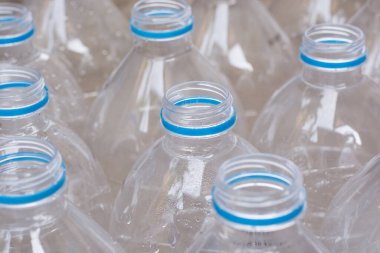 su şişeleri satırları