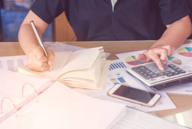 Hesap makinesi ve yazma kullanan kadın elini hesap makinesiyle not et