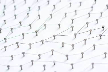 Varlıkları birbirine bağlayan. Ağ, ağ, sosyal medya, internet iletişimi soyut. Daha büyük bir ağa bağlı küçük bir ağ. Kağıt üzerinde siyah bir renkle pamukla birbirine bağlanmış.