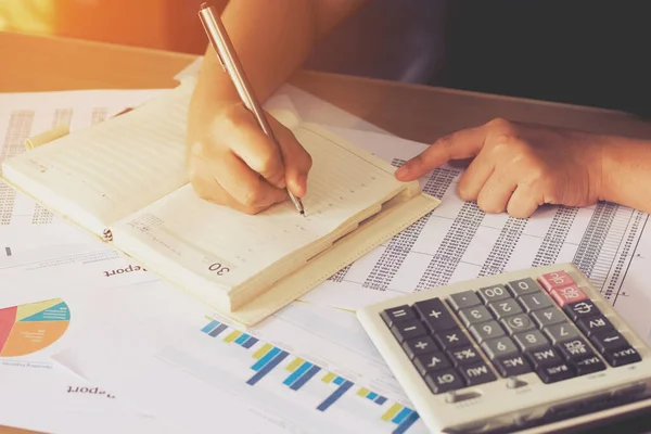 Mujer Mano Usando Calculadora Escritura Anotar Con Calcular Concepto Negocio — Foto de Stock