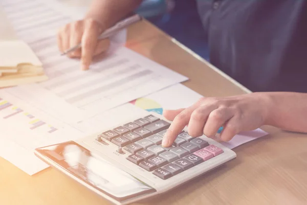 Mano Mujer Usando Calculadora Escritura Anotar Con Calcular — Foto de Stock