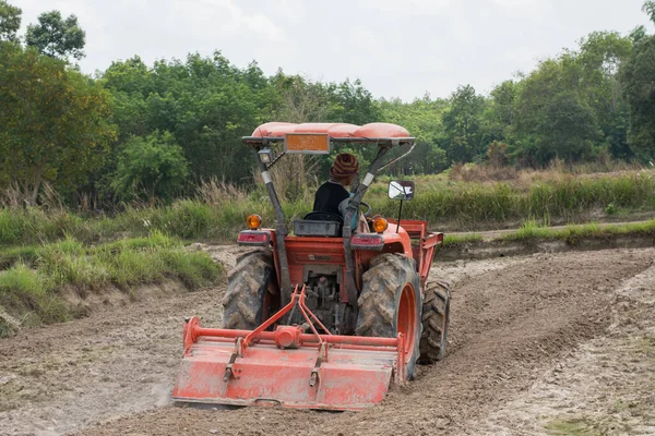 Agricultores Tailandeses Estão Usando Trator Para Preparar Solo Para Cultivo — Fotografia de Stock