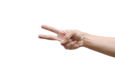 Adam eli, kırpma yolu ile beyaz üzerine izole iki sayım gösteriyor. 