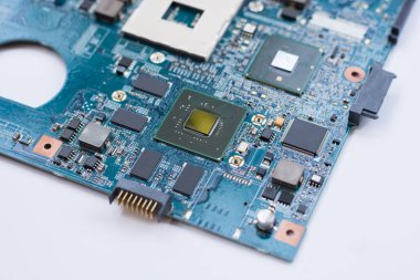 Beyaz bir arka plan üzerinde izole anakart bilgisayar