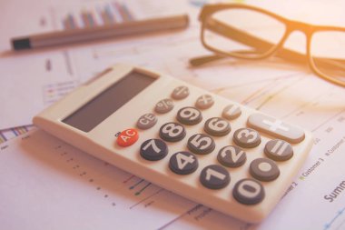 Ofis kavramları: hesap makinesi, gözlük ve kalemle analiz edilen veriler. Sonuçları bulmak için grafiklerden ve grafiklerden.