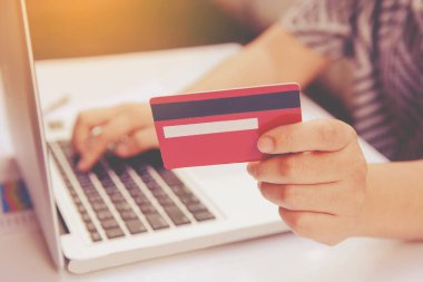 İnternet üzerinden alışveriş yapan ya da internet bankacılığı yapan kadınlar.