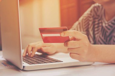İnternet üzerinden alışveriş yapan ya da internet bankacılığı yapan kadınlar.