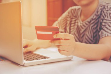 İnternet üzerinden alışveriş yapan ya da internet bankacılığı yapan kadınlar.