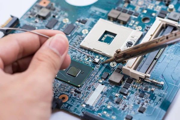 Reparatie Van Elektronische Apparatuur Soldeeronderdelen Voor Tin — Stockfoto