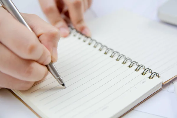 Mão Feminina Segurando Prata Caneta Closeup Fazendo Homework Writing Tomar — Fotografia de Stock
