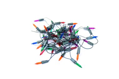 Noel ışıkları, beyaz arka planda izole edilmiş çok renkli lamba çelenkleri.