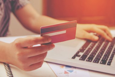 İnternet üzerinden alışveriş yapan ya da internet bankacılığı yapan kadınlar.