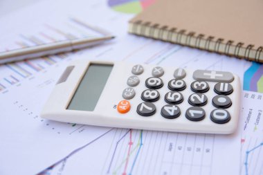 Ofis kavramları: hesap makinesi, defter ve kalemle analiz edilen veriler. Sonuçları bulmak için grafikler ve grafikler üzerinde.