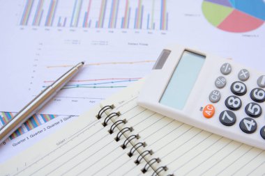 Ofis kavramları: hesap makinesi, defter ve kalemle analiz edilen veriler. Sonuçları bulmak için grafikler ve grafikler üzerinde.