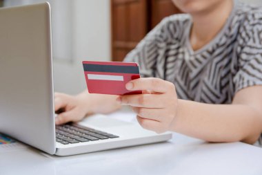 İnternet üzerinden alışveriş yapan ya da internet bankacılığı yapan kadınlar.