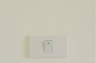 Duvardaki beyaz ışık düğmesi ışıkları aç ya da kapat, boşluğu kopyala