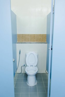Tuvalette sifonu beyaz seramik tuvalet. Erkekler tuvaletinde modern klozet.