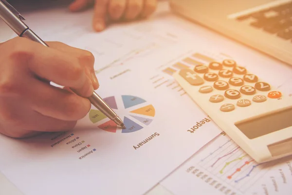 Cerrar Mano Mujer Sosteniendo Pluma Apuntando Gráfico Del Informe Resumen — Foto de Stock