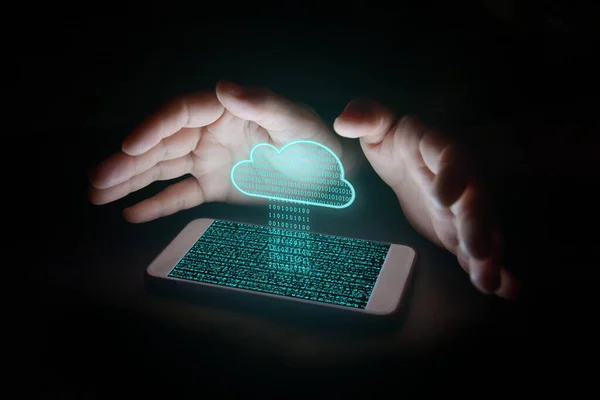 Bulut depolama konsepti, akıllı telefon kullanan kadın veritabanlarını kullanarak sanal ekranla depolama ve korumayı yükle. 