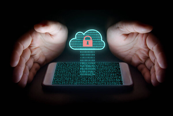 облачная концепция хранения данных, женщина с помощью смартфона Загрузка баз данных для облачного хранения и защиты с блокировки сети виртуальный экран
.