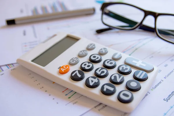 Conceptos Oficina Análisis Datos Con Calculadora Gafas Bolígrafo Gráficos Gráficos — Foto de Stock