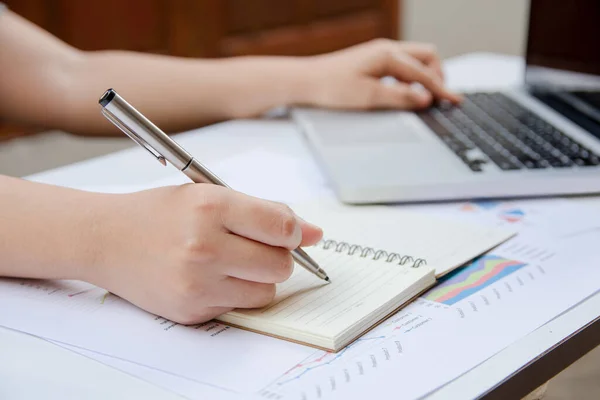Mulher Escrevendo Tomar Nota Usar Laptop Finanças Casa Escritório — Fotografia de Stock