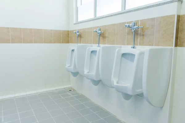 Rij Urinoirs Mannen Openbaar Toilet Close Witte Urinoirs Mannen Badkamer — Stockfoto