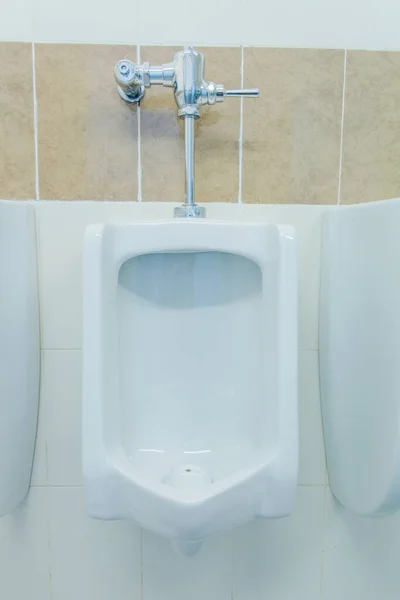 Row Urinals Men Public Toilet Closeup White Urinals Men Bathroom — Stock Photo, Image