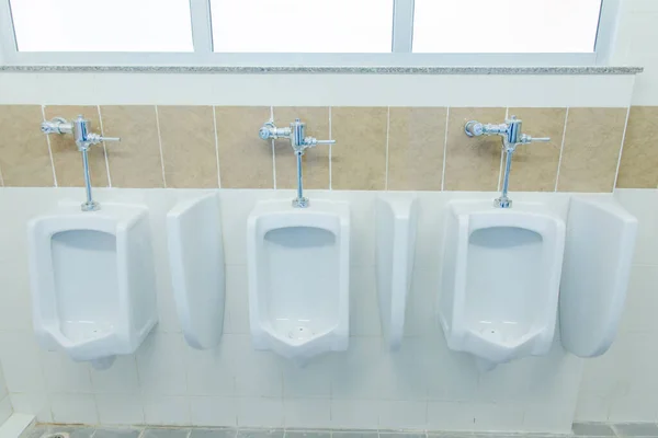 Reihe Von Urinalen Männer Öffentliche Toilette Nahaufnahme Weiße Urinale Herren — Stockfoto