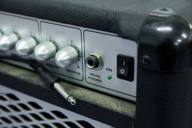 Siyah kablo ses kriko ile gitar yükselticisini kapat