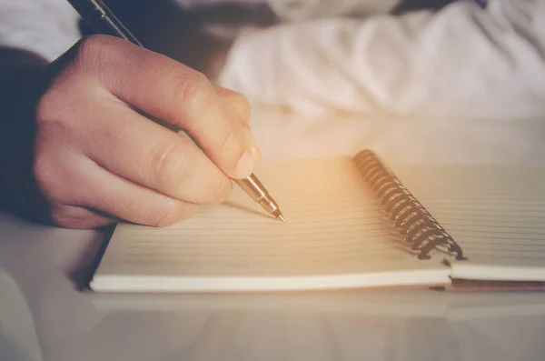 Mano Del Hombre Cerca Con Escritura Pluma Cuaderno —  Fotos de Stock