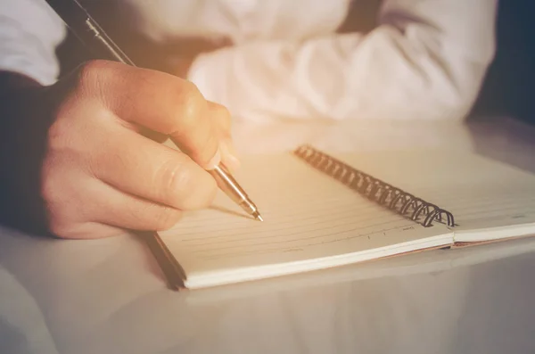 Fechar Mão Homem Com Caneta Escrita Notebook — Fotografia de Stock
