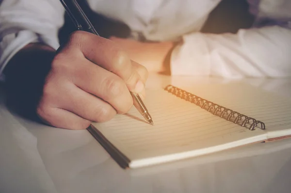 Mano Del Hombre Cerca Con Escritura Pluma Cuaderno —  Fotos de Stock