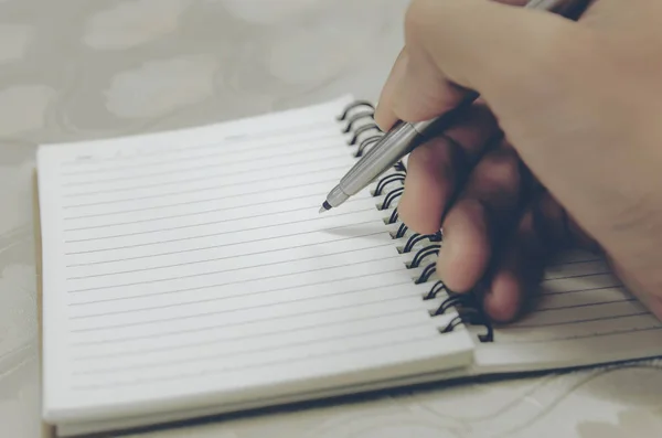 Fechar Mão Homem Com Caneta Escrita Notebook — Fotografia de Stock