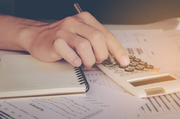 Concepto Negocio Mano Hombre Cerca Usando Calculadora Escritura Anotar Con — Foto de Stock