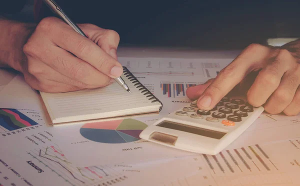 Concepto Negocio Mano Hombre Cerca Usando Calculadora Escritura Anotar Con — Foto de Stock