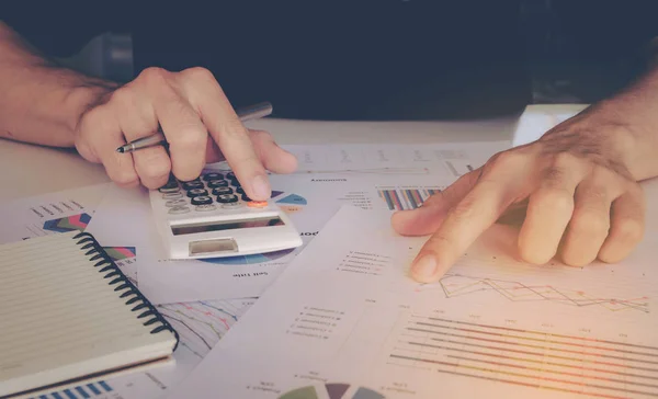 Concepto Negocio Mano Hombre Cerca Usando Calculadora Escritura Anotar Con — Foto de Stock