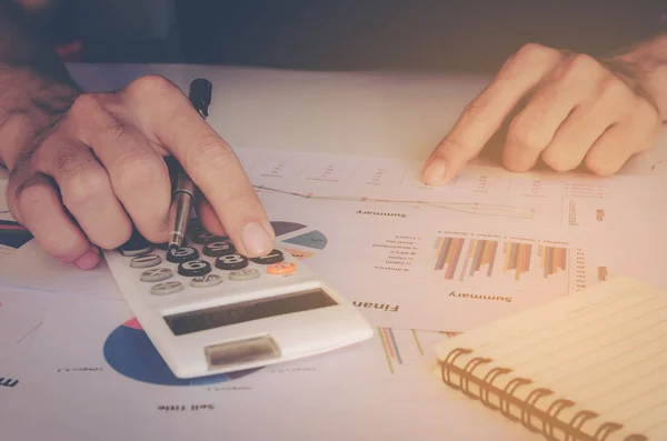 Concepto Negocio Mano Hombre Cerca Usando Calculadora Escritura Anotar Con — Foto de Stock