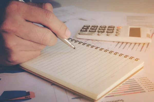 Cerca Mano Del Hombre Con Escritura Pluma Cuaderno Con Calcular — Foto de Stock