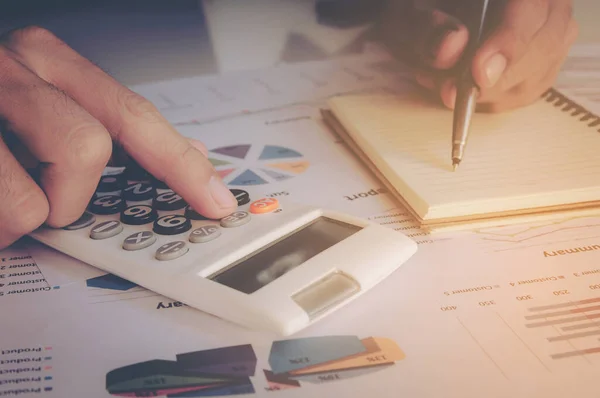 Concepto Negocio Mano Hombre Cerca Usando Calculadora Escritura Anotar Con — Foto de Stock