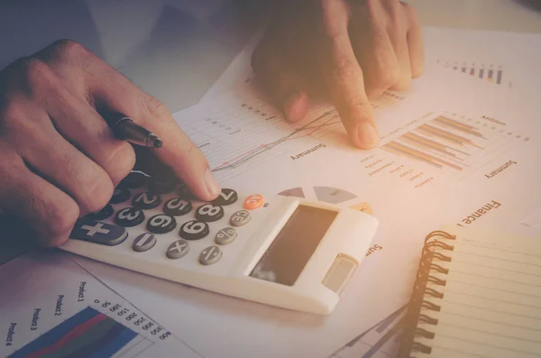 Concepto Negocio Mano Hombre Cerca Usando Calculadora Escritura Anotar Con — Foto de Stock