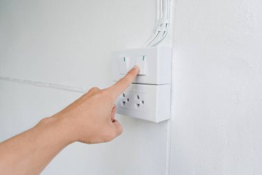 Walia 'nın ışığı açıp kapama düğmesine basıyor. Metin için alanı kopyala