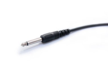 gitar izole beyaz zemin üzerine siyah kablo ile radyo sinyalleriyle iletilen kriko