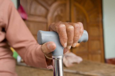 Yaşlı kadın Asya 'nın bastonlu sol eli.