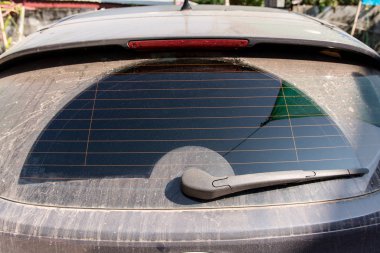 Arabanın arka camını silecekle kapat. Kirli ön cam