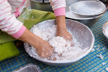 Kadın elleri hindistan cevizi sütü yapıyor. Pişirmek için taze hindistan cevizi eti. 
