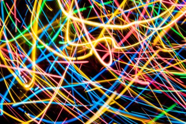 Hareket arkaplanı ile uzun pozlama renkli ışıklar, soyut parlak çizgiler, yavaş hız kepenk