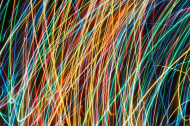 Hareket arkaplanı ile uzun pozlama renkli ışıklar, soyut parlak çizgiler, yavaş hız kepenk