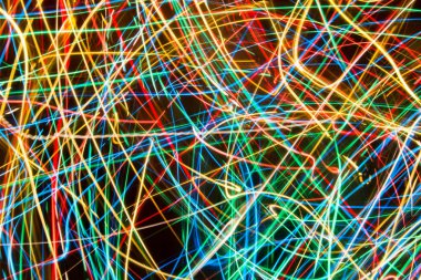 Hareket arkaplanı ile uzun pozlama renkli ışıklar, soyut parlak çizgiler, yavaş hız kepenk