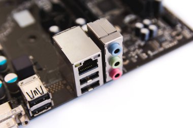 Lan soketi RJ 45 ve bilgisayar ana kartındaki ses çıkışı soketi beyaz arkaplanda izole edildi